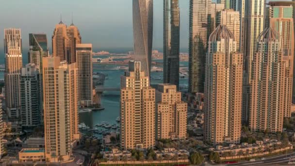 셰이크 자이드 로드 근처 두 바이 마리나의 마천루, 가장 높은 주거용 건물 아침 시간 대 — 비디오