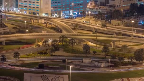 Luchtfoto op Dubai Marina met grote snelweg kruising nacht timelapse en wolkenkrabbers rond, Verenigde Arabische Emiraten — Stockvideo