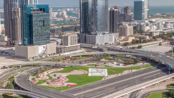 Straßenkreuzung und Bürogebäude in Dubai Internet City und Media City im Zeitraffer — Stockvideo