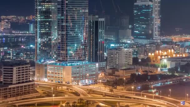 Автострада пересечения дорог и офисных зданий в Дубае Интернет-Сити и Media City районного воздушного ночного времени — стоковое видео