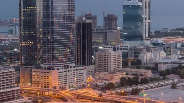 Edifici per uffici a Dubai Internet City e Media City quartiere aereo notte al giorno timelapse — Video Stock