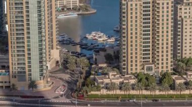 Dubai marinasındaki gökdelenler arasındaki yol kesişiminin hava görüntüsü..