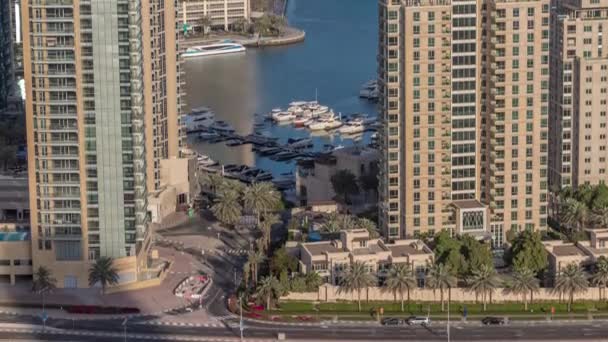 Vista aérea de um cruzamento rodoviário entre arranha-céus em Dubai marina timelapse. — Vídeo de Stock