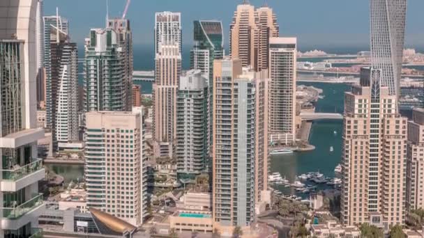 Kanal in Dubai Marina mit Luxus-Wolkenkratzern im Zeitraffer, Vereinigte Arabische Emirate — Stockvideo