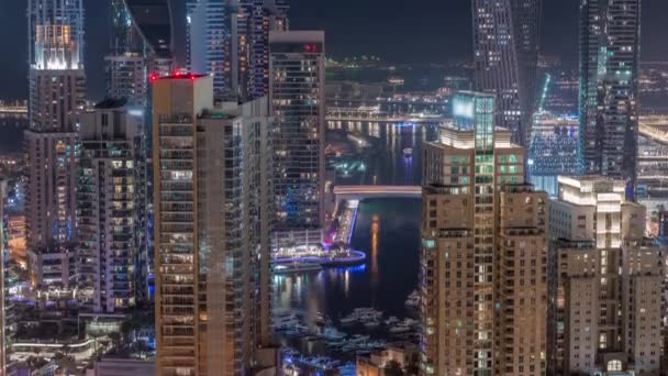 Passeio marítimo e canal em Dubai Marina com arranha-céus de luxo em torno da noite timelapse, Emirados Árabes Unidos — Vídeo de Stock