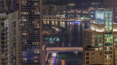 Dubai Limanı 'ndaki gezinti güvertesi ve kanalı, lüks gökdelenleri ile gece zaman çizelgesi, Birleşik Arap Emirlikleri