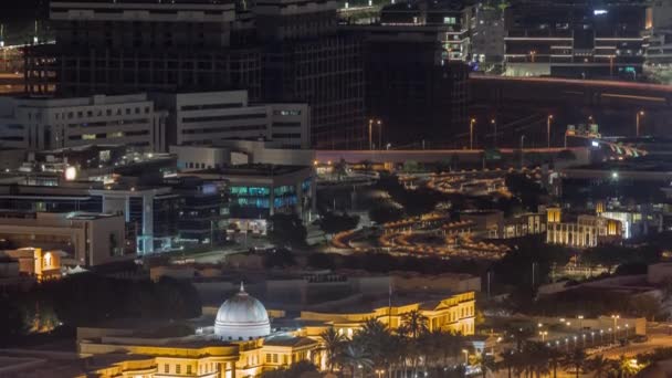 迪拜的互联网城市，其主要入口是美国大学在迪拜的校园，夜幕降临. — 图库视频影像