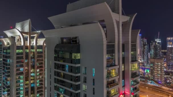 JLT 와 두 바이 마리나 (Dubai marina) 고층 빌딩의 공중에서는 셰이크자 가드 (sheikh) 도로의 교통로 와 함께 야간 시간 조절 장치가 되어 있다.. — 비디오