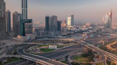 Dubai Internet City 'deki otoyol kavşağı ve ofis binaları ve Media City bölgesi hava zaman aralığı