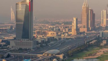 Dubai 'deki Şeyh Zayed Yolu' nun hava görüntüsü. İnternet şehri zaman ayarlı.