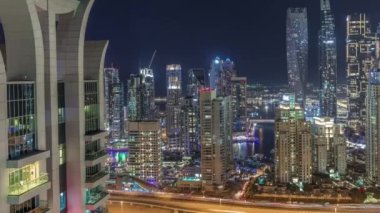 Dubai Marina 'nın gökdelenleri Sheikh Zayed Yolu' nun kesiştiği yerde gece yüksek konut binaları var.