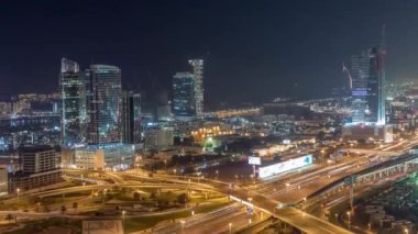 Dubai Internet City 'deki otoyol kavşağı ve ofis binaları ve Media City bölgesi hava durumu gece zamanı