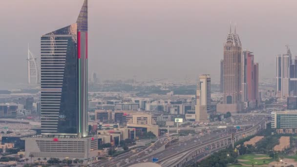 Luchtfoto van Sheikh Zayed Road in Dubai Internet Stad van dag tot nacht timelapse — Stockvideo