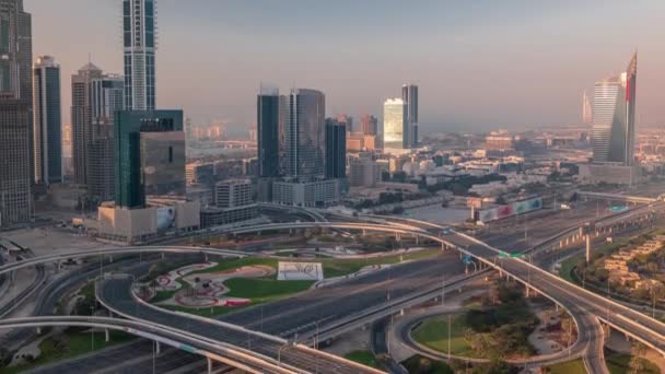 迪拜互联网城和媒体城地区公路交叉口和办公大楼的空中飞行时间 — 图库视频影像