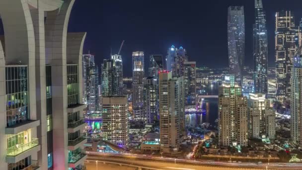 Dubai Marina 'nın gökdelenleri Sheikh Zayed Yolu' nun kesiştiği yerde gece yüksek konut binaları var. — Stok video