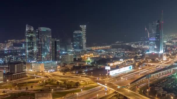 Dubai Internet City 'deki otoyol kavşağı ve ofis binaları ve Media City bölgesi hava durumu gece zamanı — Stok video