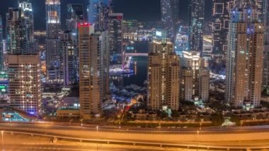 Dubai Marina 'nın gökdelenleri Sheikh Zayed Yolu' nun kesiştiği yerde tüm gece boyunca en yüksek konutlu binalar var.