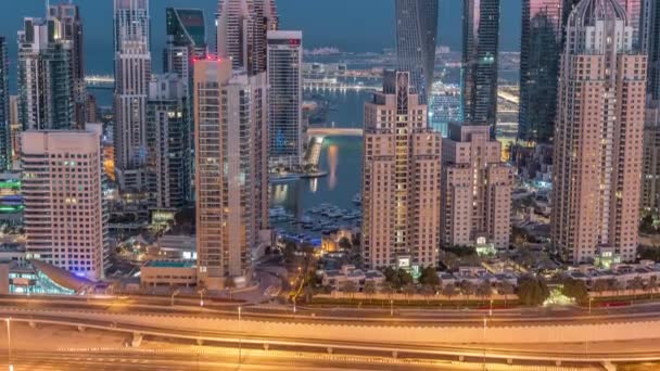 Grattacieli di Dubai Marina vicino all'incrocio su Sheikh Zayed Road con i più alti edifici residenziali notte a giorno timelapse — Video Stock