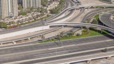 Dubai Marina 'daki hava manzarası. Büyük otoyol kavşağı zaman dilimi ve çevresindeki gökdelenler, BAE