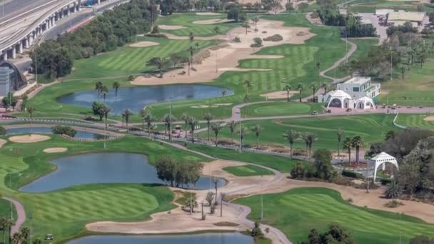 Krajobraz zielonego pola golfowego z jeziorami timelapse. Dubai, Zjednoczone Emiraty Arabskie — Wideo stockowe