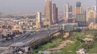 Dubai 'deki Şeyh Zayed Yolu' nun hava görüntüsü. İnternet şehri zaman ayarlı.