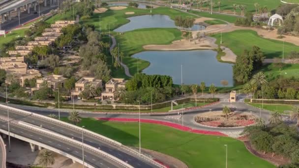 Paisagem do campo de golfe verde com lagos timelapse. Dubai, EAU — Vídeo de Stock