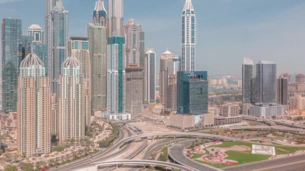 Dubai Marina 'nın gökdelenleri Sheikh Zayed Yolu' nun kesiştiği yerde tüm gün boyunca en yüksek konutlu binalar var. — Stok video
