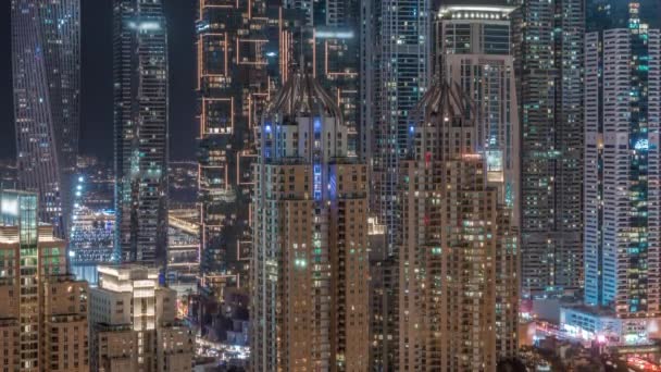 Arranha-céus de Dubai Marina com edifícios residenciais mais altos durante toda a noite timelapse — Vídeo de Stock