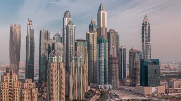 Drapacze chmur Dubai Marina w pobliżu Sheikh Zayed Road z najwyższymi budynkami mieszkalnymi rano timelapse — Wideo stockowe