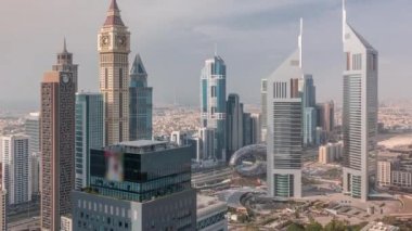 Sheikh Zayed Yolu 'ndaki gökdelenler ve Dubai, BAE' deki DIFC zaman çizelgesi..