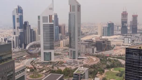 Widok na Emirates Towers i Sheikh Zayed drogowe lotnicze timelapse — Wideo stockowe