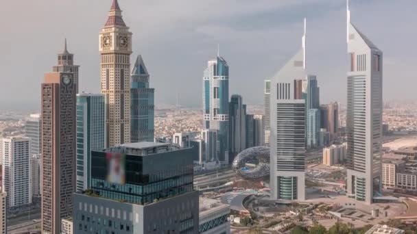Rascacielos en Sheikh Zayed Road y timelapse DIFC en Dubai, Emiratos Árabes Unidos. — Vídeo de stock