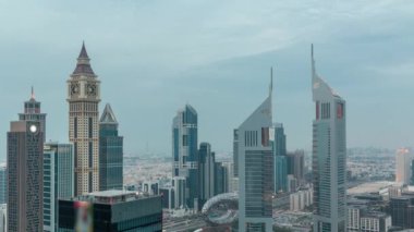 Sheikh Zayed Yolu 'ndaki gökdelenler ve Dubai, BAE' deki DIFC gününden geceye zaman çizelgeleri..