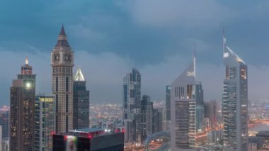 Sheikh Zayed Yolu 'ndaki gökdelenler ve Dubai, BAE' deki DIFC gününden geceye zaman çizelgeleri..