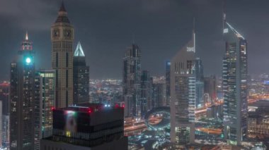 Şeyh Zayed Yolu 'ndaki gökdelenler ve Dubai, BAE' deki DIFC gece zaman çizelgesi..