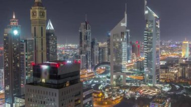 Sheikh Zayed Yolu ve DIFC 'deki gökdelenler Dubai, BAE' de tüm gece boyunca..