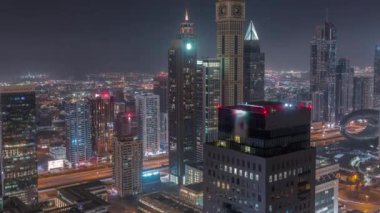 Şeyh Zayed Yolu 'ndaki gökdelenler ve Dubai, BAE' deki DIFC gece zaman çizelgesi..