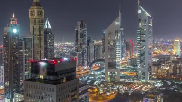 Rascacielos en Sheikh Zayed Road y DIFC toda la noche timelapse en Dubai, Emiratos Árabes Unidos. — Vídeo de stock