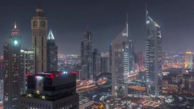 Şeyh Zayed Yolu 'ndaki gökdelenler ve Dubai, BAE' deki DIFC gece zaman çizelgesi..