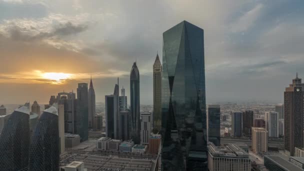 Matahari terbenam di atas pusat keuangan kota Dubai dengan pencakar langit mewah timelapse, Dubai, Uni Emirat Arab — Stok Video