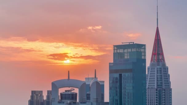 Puesta de sol sobre el centro financiero de la ciudad de Dubai con rascacielos de lujo timelapse, Dubai, Emiratos Árabes Unidos — Vídeo de stock