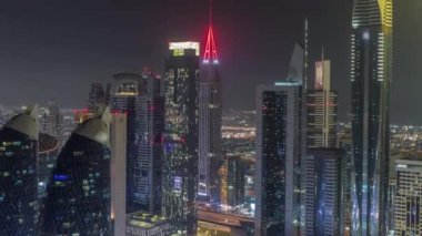 Dubai 'nin finans merkezi lüks gökdelenleri ile gece saatleri, Dubai, Birleşik Arap Emirlikleri