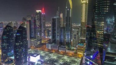 Dubai 'nin finans merkezi lüks gökdelenleri ile gece saatleri, Dubai, Birleşik Arap Emirlikleri