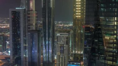 Dubai 'nin finans merkezi lüks gökdelenleri ile gece saatleri, Dubai, Birleşik Arap Emirlikleri