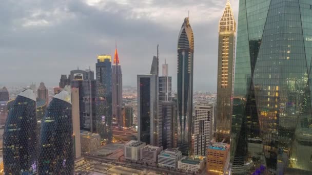 Centro financiero de la ciudad de Dubai con rascacielos de lujo día a noche timelapse, Dubai, Emiratos Árabes Unidos — Vídeo de stock