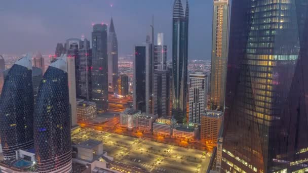 Centro finanziario della città di Dubai con grattacieli di lusso notte per giorno timelapse, Dubai, Emirati Arabi Uniti — Video Stock