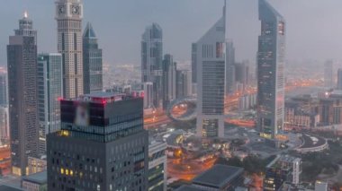Sheikh Zayed Yolu 'ndaki gökdelenler ve Dubai' deki DIFC gece gündüz saatleri.