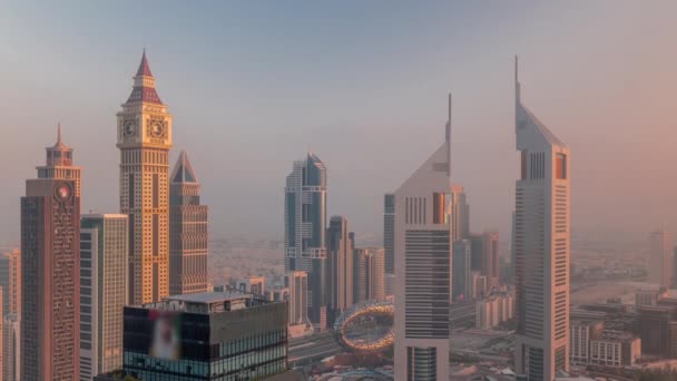 Felhőkarcolók Sheikh Zayed Road és DIFC reggeli időelapszus Dubai, Egyesült Arab Emírségek. — Stock videók
