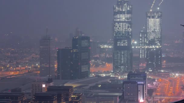 Αεροφωτογραφία των ουρανοξύστες με το Παγκόσμιο Κέντρο Εμπορίου στο Ντουμπάι νύχτα με την ημέρα timelapse. — Αρχείο Βίντεο