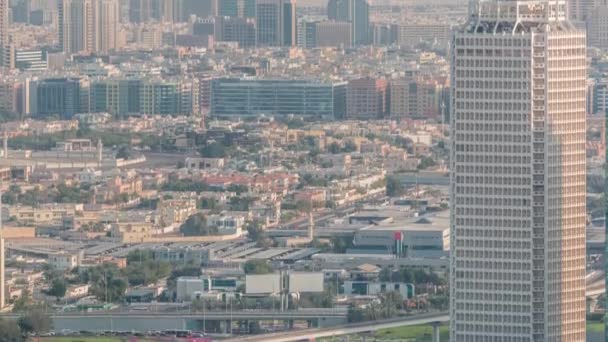 Letecký pohled na mrakodrapy se Světovým obchodním centrem v Dubaji. — Stock video